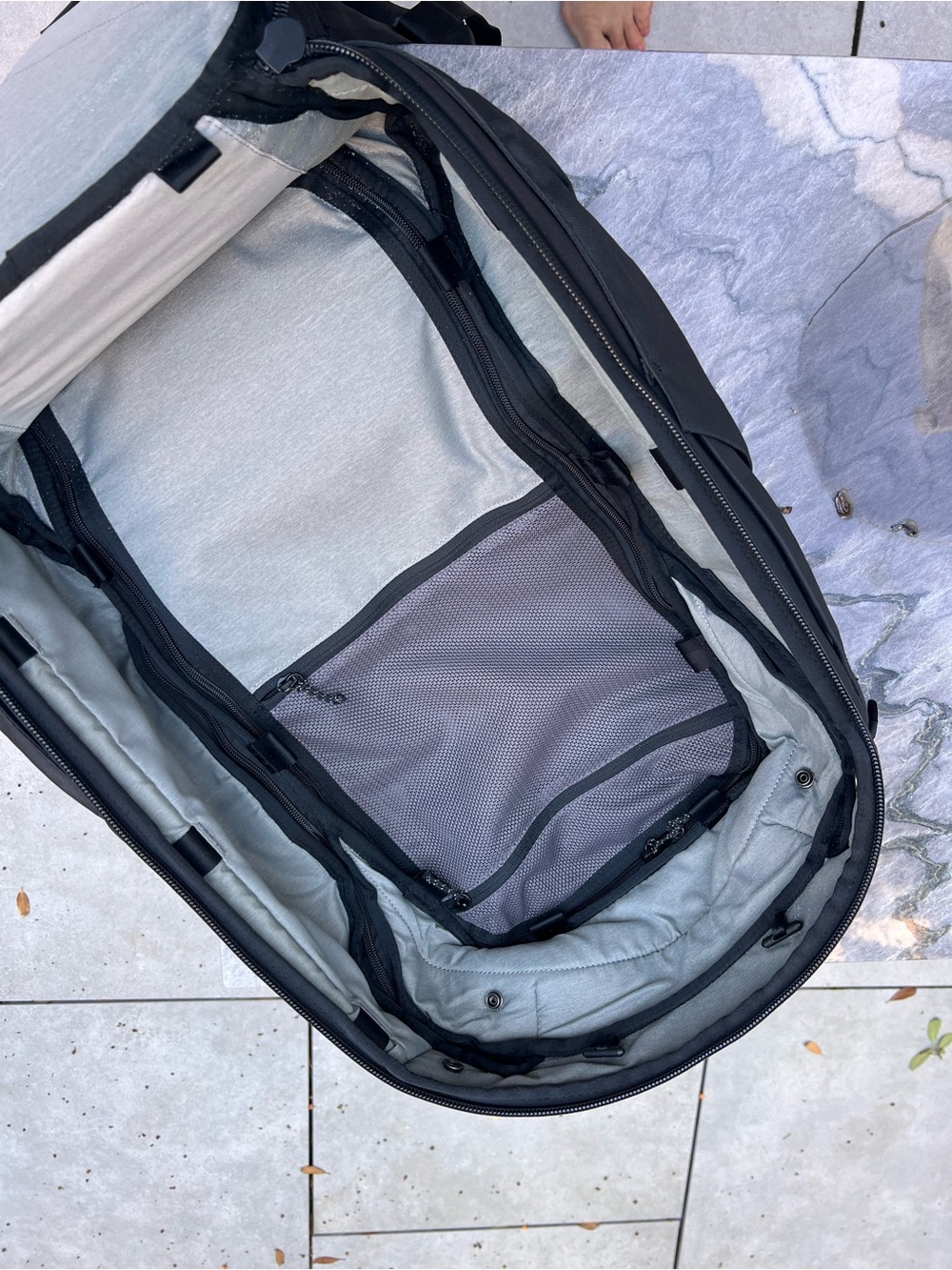 Peak Design 45L large black backpack with rain cover - Picture 9 of 14